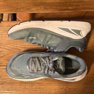 ALTRA, size 8.5. Light blue/green color. Great condition, no flaws.